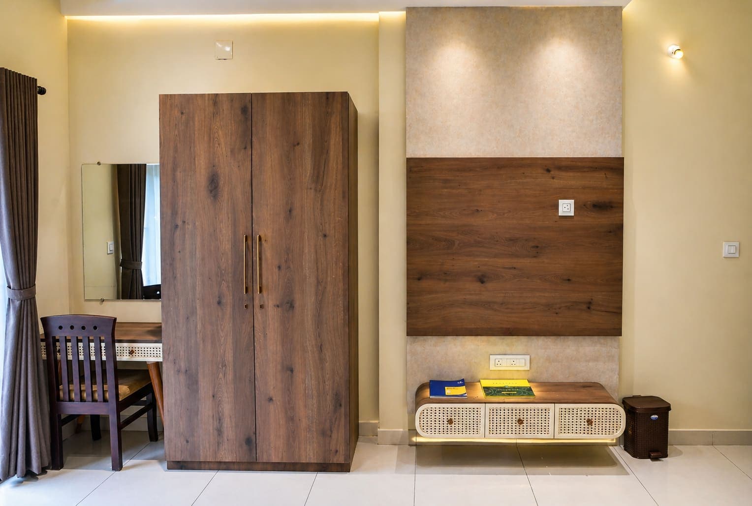 Wardrobe, dressing table and TV console in an INSATA room